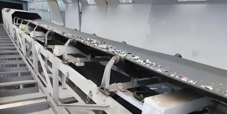 Where to Install Belt Scales: A 101 Guide for Stable & Precise Weighing 2 This inclined conveyor (transporting materials) is a space-saving installation option, requiring anti-slip measures and stable tension to ensure accuracy.