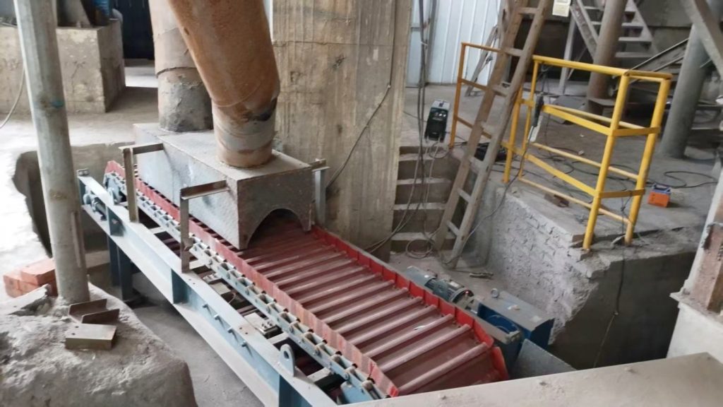 Comparison of Metering Performance Between the Metal Chain Plate Belt Scale Feeder and the Rubber Belt Type Belt Scale 5 Chain-plate belt weigher feeder - On-site installation example 1 (with dust extraction pipeline)