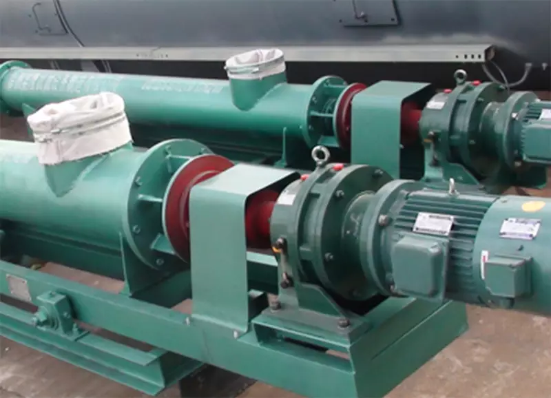 Two green cylindrical screw feeders (tubular screw conveyors) with motors, designed for transporting powders or granules in industrial processes, showcasing their sealed, round structure suitable for material sealing and vertical/inclined conveying scenarios.